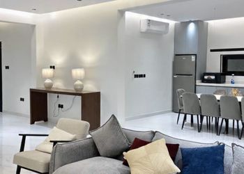 شاليه بمسطح اخضر ومسبح 