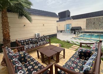 شاليه بجلسة خارجية مطلة على المسبح 