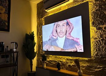 شقة بتصميم أنيق وغرفة نوم 