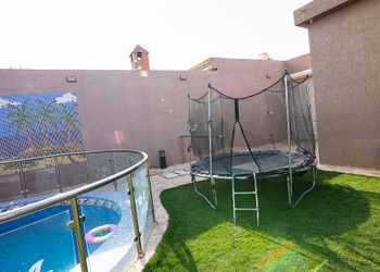 شاليه بمسطح اخضر وألعاب أطفال 