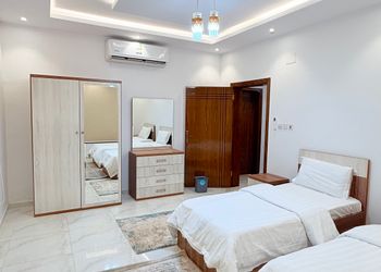 غرفة بسريرين مفردة داخل مزرعة 