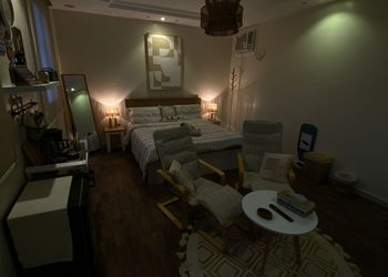 استديو بسرير ماستر وجلسة جانبية