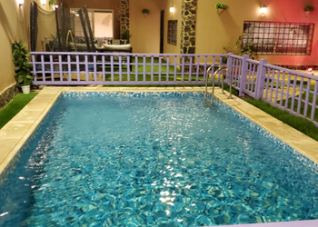 شاليه بمسطح اخضر ومسبح