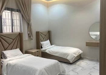 شاليه بمسطح اخضر وجلسة 