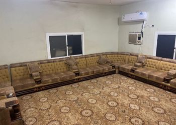 مزرعة بمجلس وفناء خارجي 