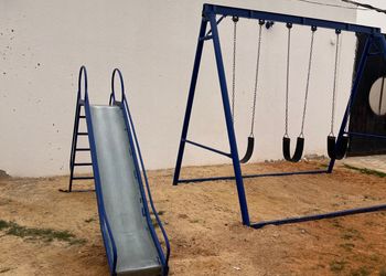 شاليه بجلسة خارجية وألعاب أطفال 