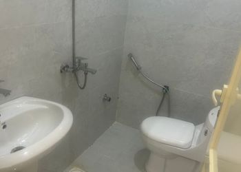 استديو بسرير ماستر وأثاث مريح 