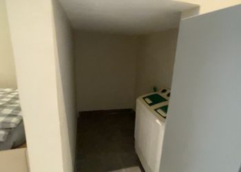 استديو بسرير مريح وأثاث بسيط