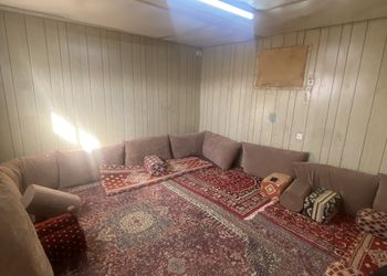 استراحة بجلسات خارجية ومساحات واسعة