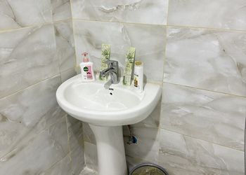 استديو بأثاث مريح وبسيط 