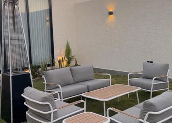 شاليه بمسطح اخضر وجلسة خارجية 