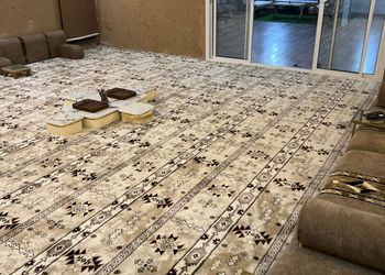 شاليه بجلسة خارجية ومسطح اخضر