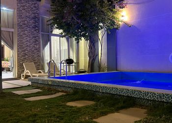شاليه بالعاب مائية ومسطح اخضر