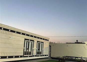 استراحة بمسطح اخضروجلسة خارجية 