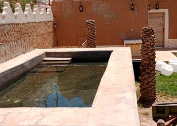 شاليه بطابع تراثي وجلسة خارجية 