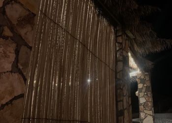 استراحة بجلسة مطلة على الطبيعة 