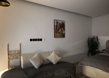 استديو بسرير ماستر وجلسة جانبية 
