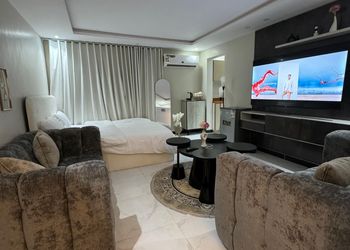 استديو بسرير ماستر وجلسة جانبية