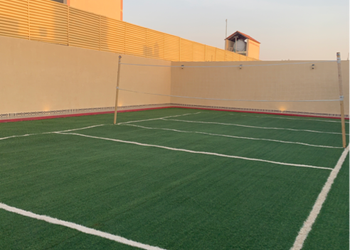 شاليه بملعب كرة طائرة