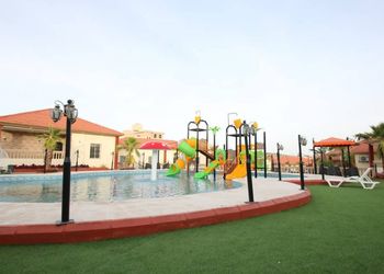 شاليه فندقي بمسطح اخضر وجلسة 
