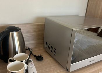 استديو بأثاث مريح وبسيط 