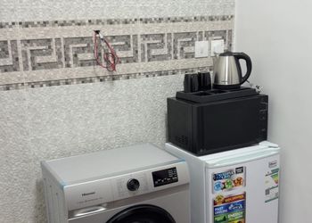 شقة بصالة جلوس وغرفتين نوم 
