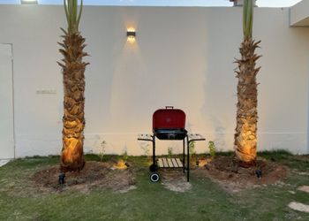 شاليه بمسطح اخضر وجلسة خارجية 