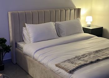 استديو بسرير ماستر وجلسة مريحة 