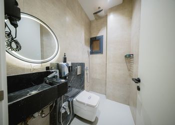 شقة بغرفة معيشة وغرفتين نوم 