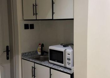 استديو بأثاث مريح وبسيط