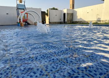 شاليه بجلسة تطل على مسبح خارجي 