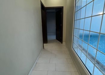 شاليه بجلسة مطلة على مسبح 