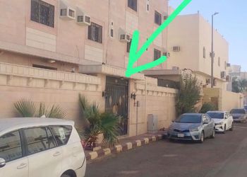 شقة بصالة جلوس وثلاث غرف نوم 