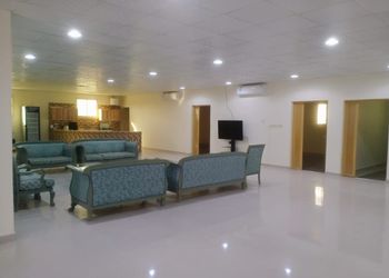 استراحة بمسبح خارجي ومجالس 