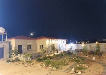 استراحة بمجلس واسع وفناء خارجي