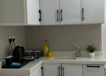 شقة بصالة جلوس وغرفة نوم 