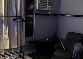 استديو بأثاث مريح وبسيط 