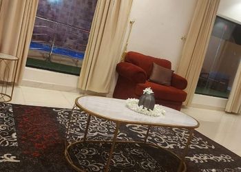 شالية بجلسة مطلة على مسبح 