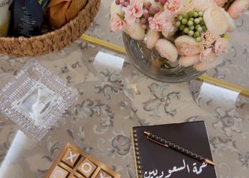 غرفة بسرير مريح وأثاث بسيط