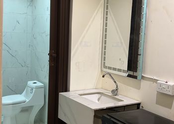 غرفة بسرير ماستر