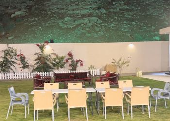 شاليه بمجلس مطل على المسبح 