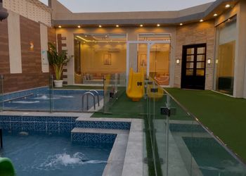 شاليه بمسطح اخضر وجلسة خارجية 