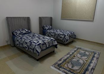شقة بصالة وغرفتين نوم 