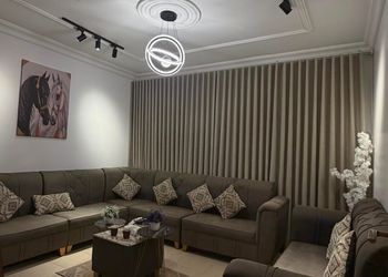 شقة بصالة مريحة ودخول ذاتي 