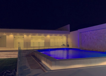 استراحة بمسطحات خضراء وملاعب