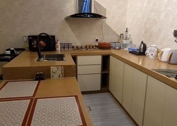 شاليه بمسطح اخضر وجلسة خارجية 