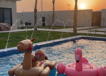 شاليه بتصميم مودرن ومسبح خارجي