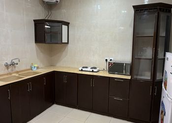 استديو بأثاث مريح وبسيط 