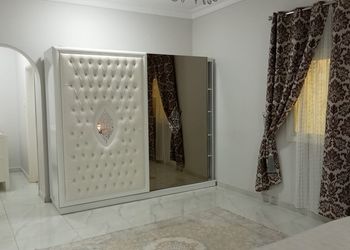شقة بغرفة جلوس وثلاث غرف نوم 