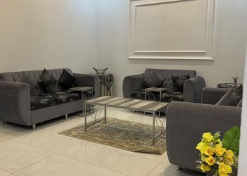 شاليه بجلسة تطل على مسبح خارجي 